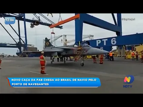 Novo caça da FAB chega ao Brasil de navio pelo porto de Navegantes