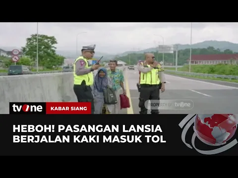 Sepasang Lansia Jalan Kaki Menyusuri Jalan Tol Sumedang