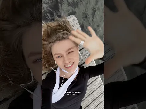 Ветер чуть не унес, но она все же спела свою песню!