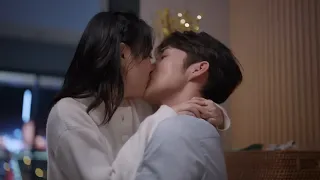 يمسك فتاته ويقبلها بقوة مشهد رومانسي من هنا نلتقي ثانية 