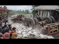 Lagu MAKES YOUR HEART JUMP‼️SUPER LONG TRAILER TRUCK LOADED WITH FERTILIZER BRAKES FAIL, OVERTURNS IN ...