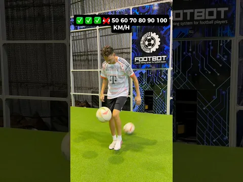 JUGGLING VS FOOTBOT!😱