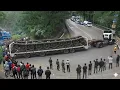 Download Lagu HEBOH !!! PERTAMA KALI TRUK DENGAN MUATAN RODA TANK LEWAT TANJAKAN SITINJAU LAUIK HEBOHKAN WARGA⁉️