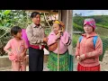 Lagu “Meeting Mila on the street, Ly Tieu Da helps a blind elderly woman get home safely.”