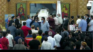 ذفة الراهب اشعياء المقاري أثناء الصلاة عليه 