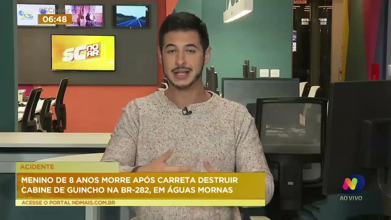 Menino de 8 anos morre após carreta destruir cabine de guincho na BR-282, em Águas Mornas