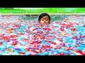 Video di I Filled My Swimming Pool with 10,000 Water Balloons!