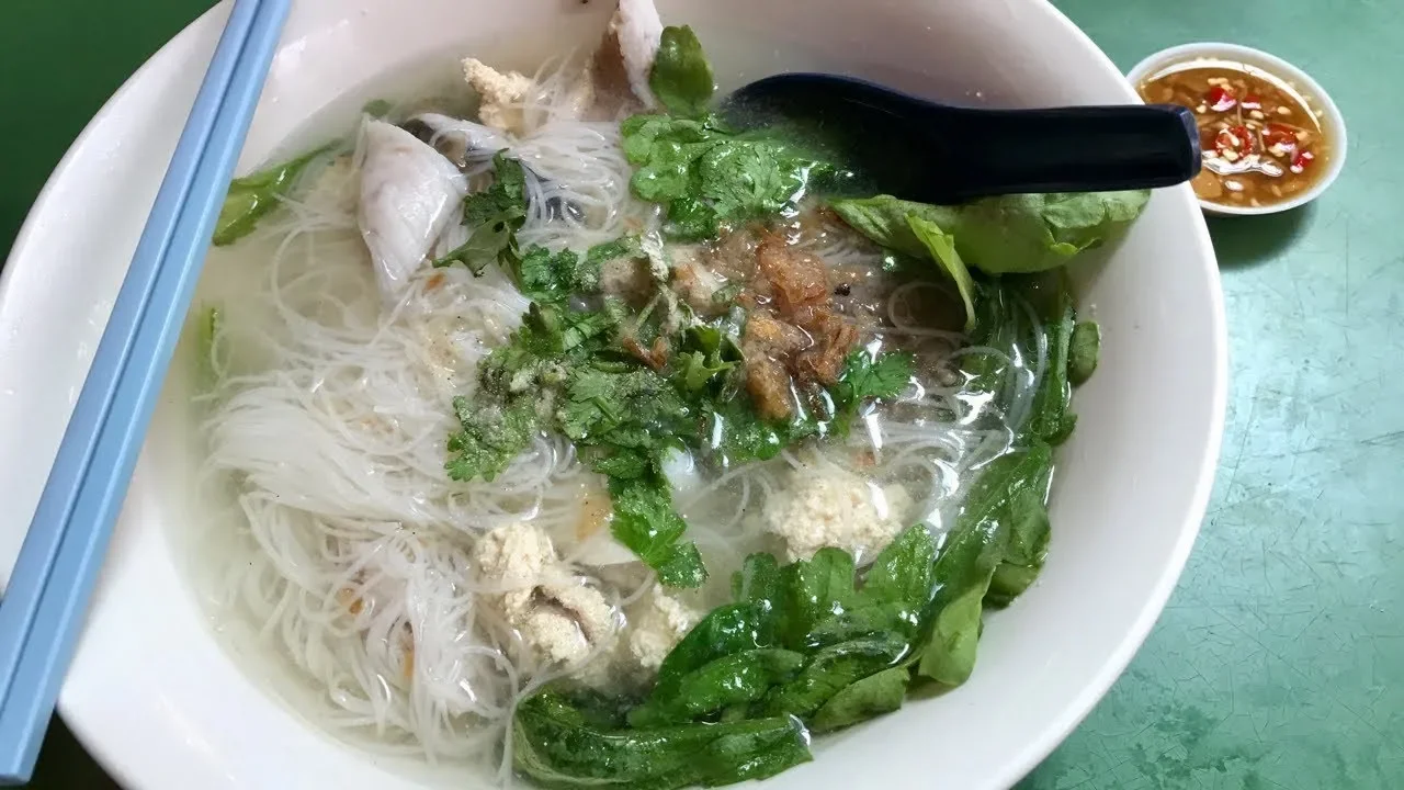 Incredibly authentic Teochew fish soup near Chinatown! () (Singapore street food)