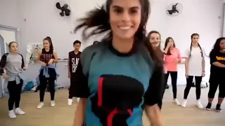 رقص مهرجان اول ما سحبت حزامى دندنها