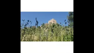 السماء تلمع بنور الشمس الذهبي والقرى تتزين بجمال الطين والحجر لتروي حكاية اليمن الأصيلة 