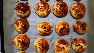 3 malzemeli un kurabiyesi 1 su bardağı sıvıyağ yarım su bardağı pudra şekeri 3 su bardağı kadar un.. 