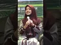 Ning Umi Laila menyanyikan lagu H. Roma Irama
