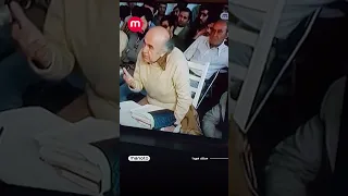 دست کثیفش رو با پالتوی هویدا پاک میکنه 