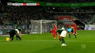 شاهد تأجيل مباراة كرة قدم بسبب رمي الجمهور لـ بيض الفصح على أرض الملعب 