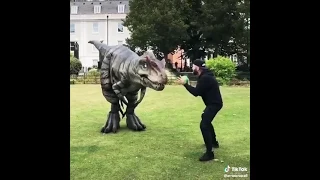 ديناصور في شوارع امريكا اتحداك ما تضحك 