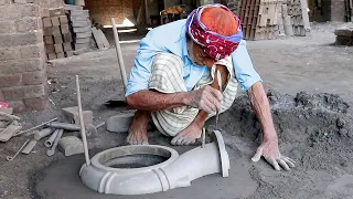 مسبك معادن ريفي حيث يقوم رجل يبلغ من العمر    عام ا بصب الأجزاء المعدنية دندنها