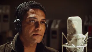 مذيع راديو قام من النوم الصبح وأعلن إن أي اتنين بيحبوا بعض يبقوا خارجين عن القانون ملخص فيلم 