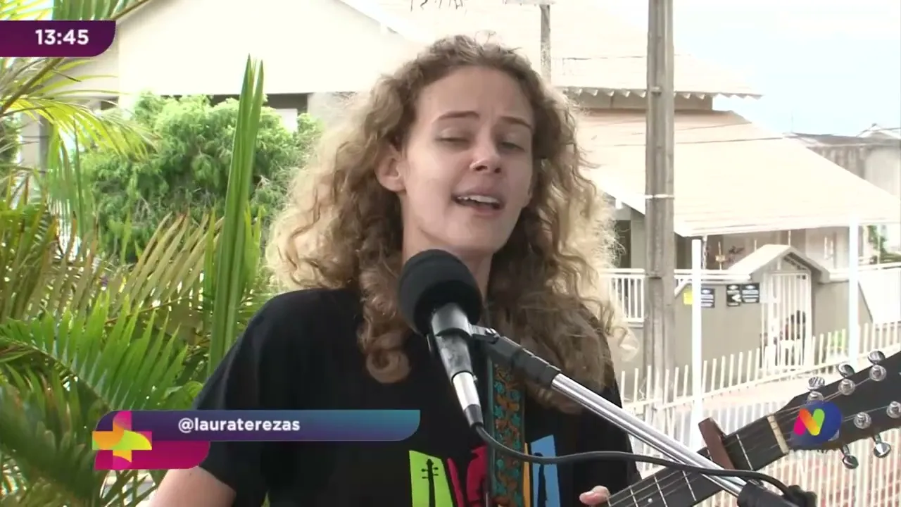 Cantora chapecoense Laura Tereza animou o Ver Mais de sexta-feira