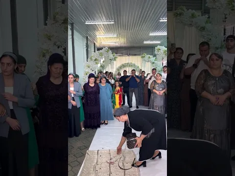 وضعت للعروس منديل ونقود حتى تقف عليها 🥰عادات وتقاليد