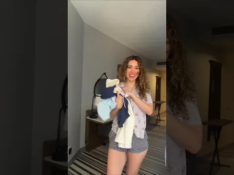 Help me pick my outfit  *gender reveal* 💙💖