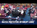Download Lagu Hogerhuis: Kijk hoe demonstranten die 'Lords out, people in' roepen papieren naar hun collega's gooien