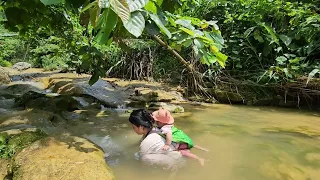 17 year old single mother and her child go to catch fish from the stream to sell for money