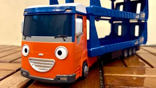 Dhika Buka Mainan Long Carrier Car dan Frank Pemadam Kebakaran - Tayo The Little Bus