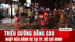 Triều cường gây ngập đúng giờ tan tầm, giao thông TP.HCM chật vật