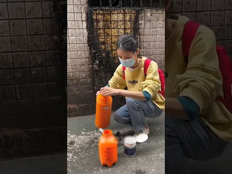 মেয়েটি খুব সহজেই তার বাড়ির নোংরা পরিষ্কার করে ফেলে।।#funny #bengalipoetry #bengali