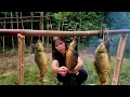 Download Lagu woman living in the forest with smoked fish as food for the rainy season Ly Tieu An