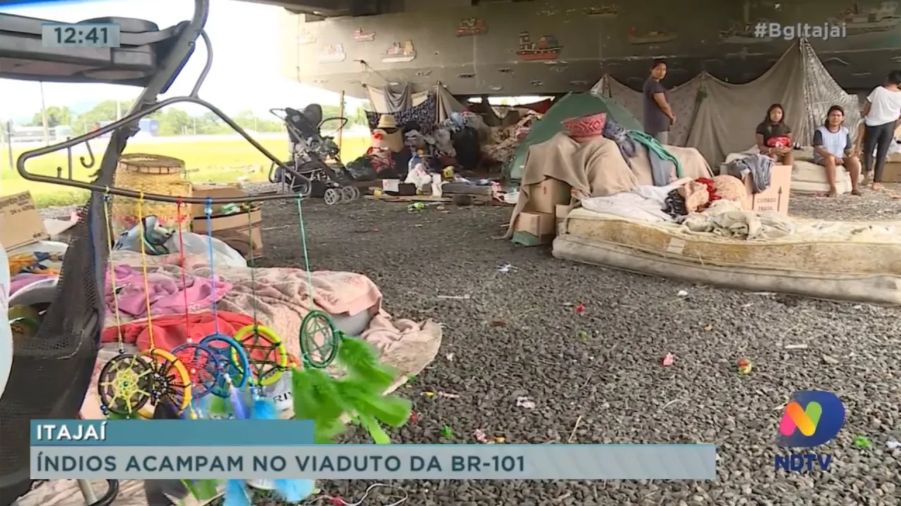 Índios acampam no viaduto da BR-101 em Itajaí