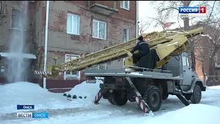 С приближением весны коммунальщики взялись за крыши омских многоэтажек