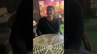 بصلي و انت بتتكلم احمد سعد 