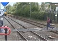 Download Lagu Levensgevaarlijk! Idioten klimmen over spoorbomen heen, vlak voor aanstormende trein langs!