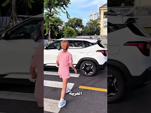 رمت الزبالة من بعيد فوقعت جوه عربيته… فرد عليها بطريقة صادمة! 😱🗑️🚗