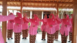 ibu pkk rw 02 kelurahan sumpiuh lomba kur hari ibu di kelurahan sumpiuh juara 2