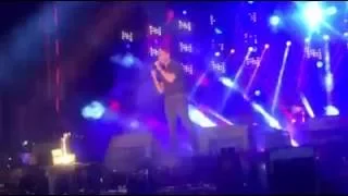 عمرو دياب تنسى واحده من حفل موسى كوست 2016 