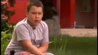 ولد يبكي هههه دندنها