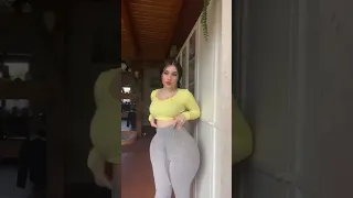 عندي كبيرة عريضة وحلوفة 