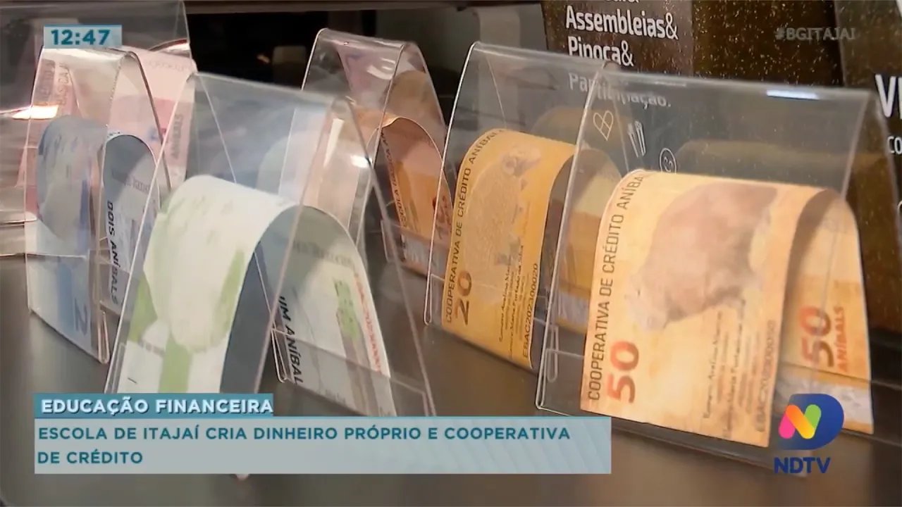 Escola de Itajaí cria dinheiro próprio e cooperativa de crédito