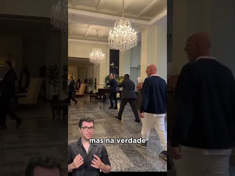 Ele esbarrou no garçom 😨