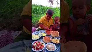 غدانا يا خواتي في الغيط عشان ماما زعطانه من البيت 