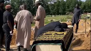 sound sultan burial wife shed tears and would not leave his casket 