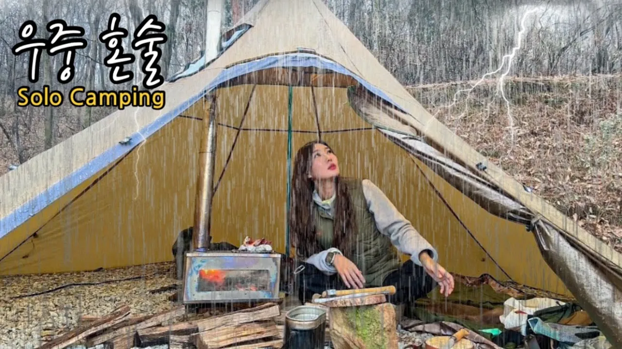 [ 솔로캠핑 ] 천둥번개 돌풍..겨울비 속에서 나홀로 우중캠핑/ 추운날 따뜻한 화목난로 앞에서 빗소리 들으며 혼술 / 맥반석 오징어구이와 꽃게탕에 소주/캠핑장추천 / 동계캠핑 난방 썸네일