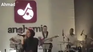   اني أحب مش هو دا اللي تعبني     دندنها