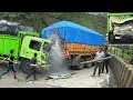 Download Lagu INSIDEN MENGERIKAN !!! BENTURAN KERAS, Kabin Truk Hino Remuk Total Melintas Lewat Sitinjau Lauik