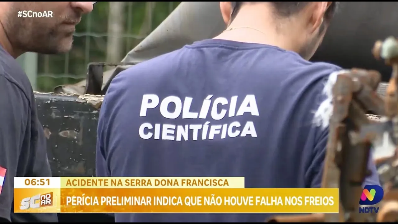 Caminhão envolvido no acidente na Serra Dona Francisca passa por perícia detalhada