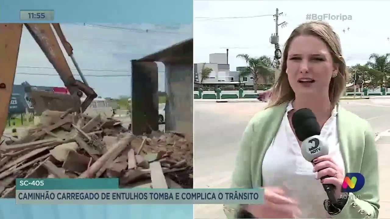 SC-405: caminhão carregado de entulhos tomba e complica o trânsito