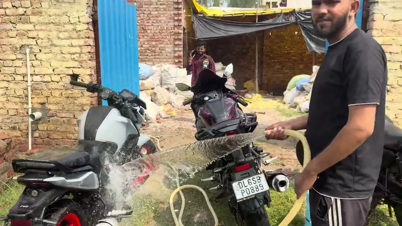 bike Dhote Hue Gir gai