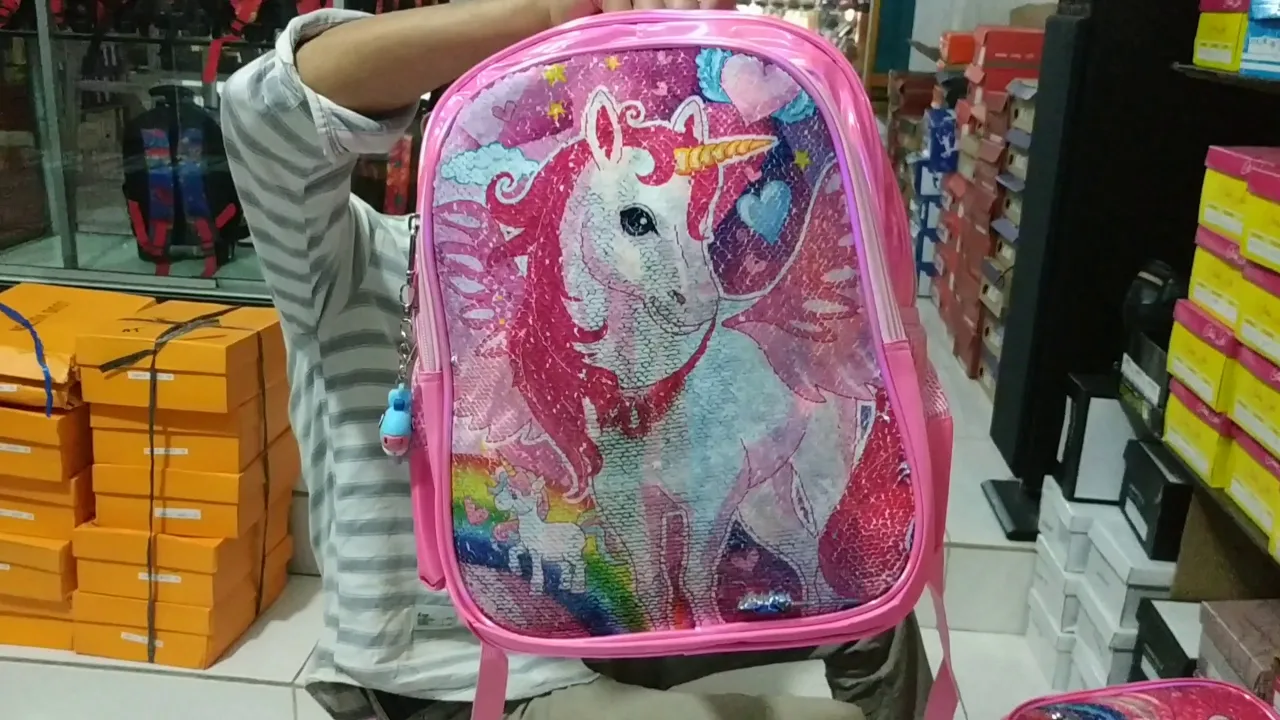 Hai, Panggil aku Tar^^ Di video kali ini, aku mau bikin what's in my school bag, soalnya udah banyak. 